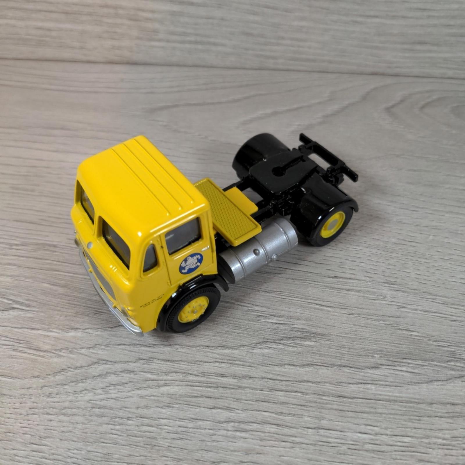 Corgi Classics 24701 Michelin Leyland Beaver Box Trailer Set Die-Cast Model