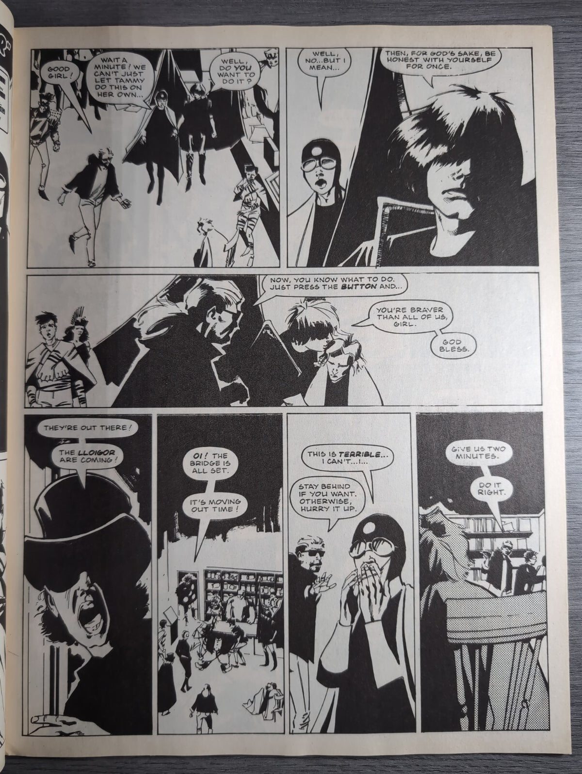 2000AD Prog 654 Featuring Judge Dread Comic 25th Nov 1989 Vintage Retro Comic - Retrorama UK