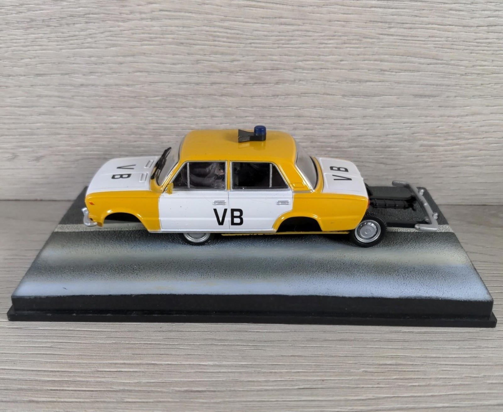 Eaglemoss James Bond 007 Lada 1500 The Living Daylights Diecast Car 1:43 Scale