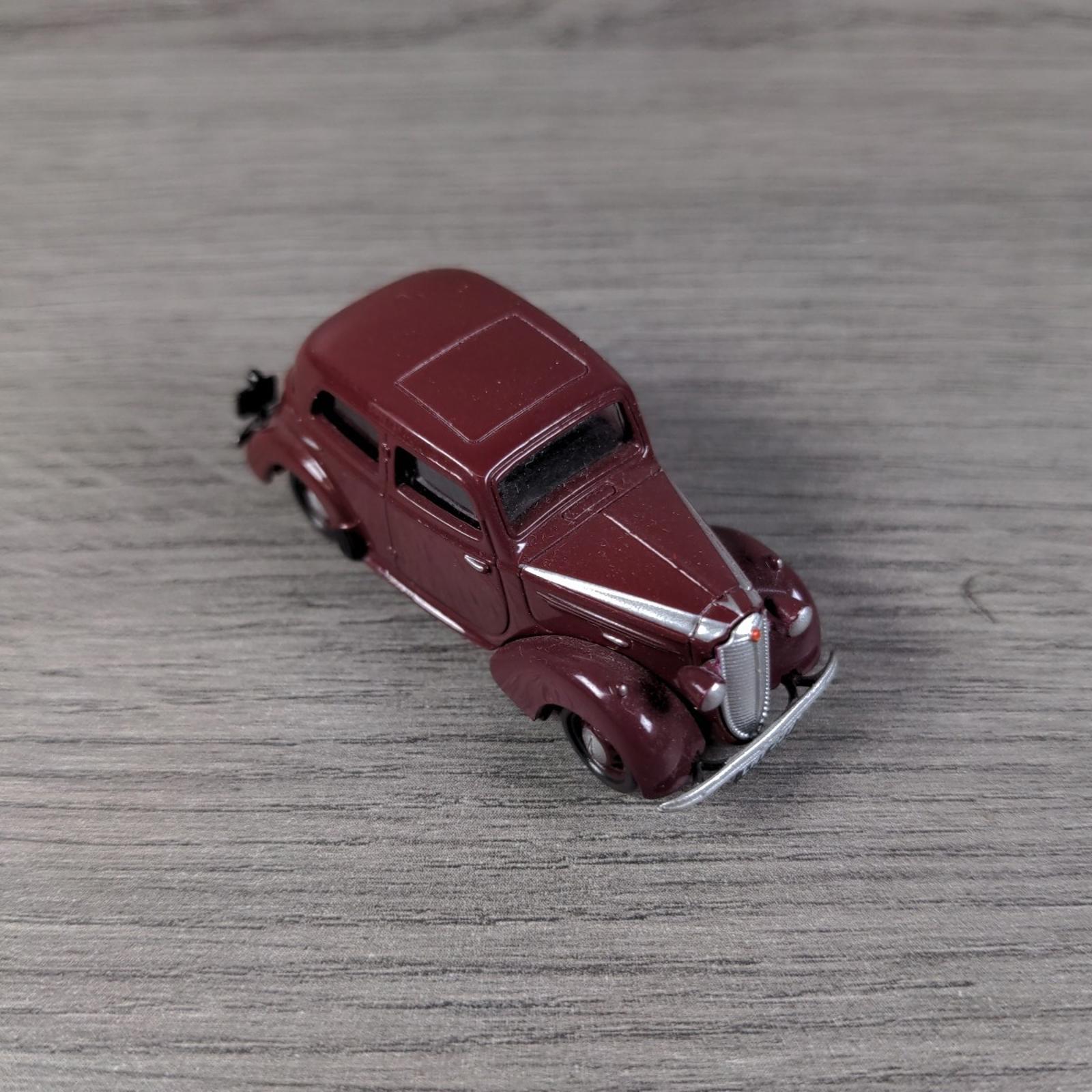 Classix Vauxhall Ten Four HIY 1948 Maroon Diecast Model 00 Gauge 1:76 Scale
