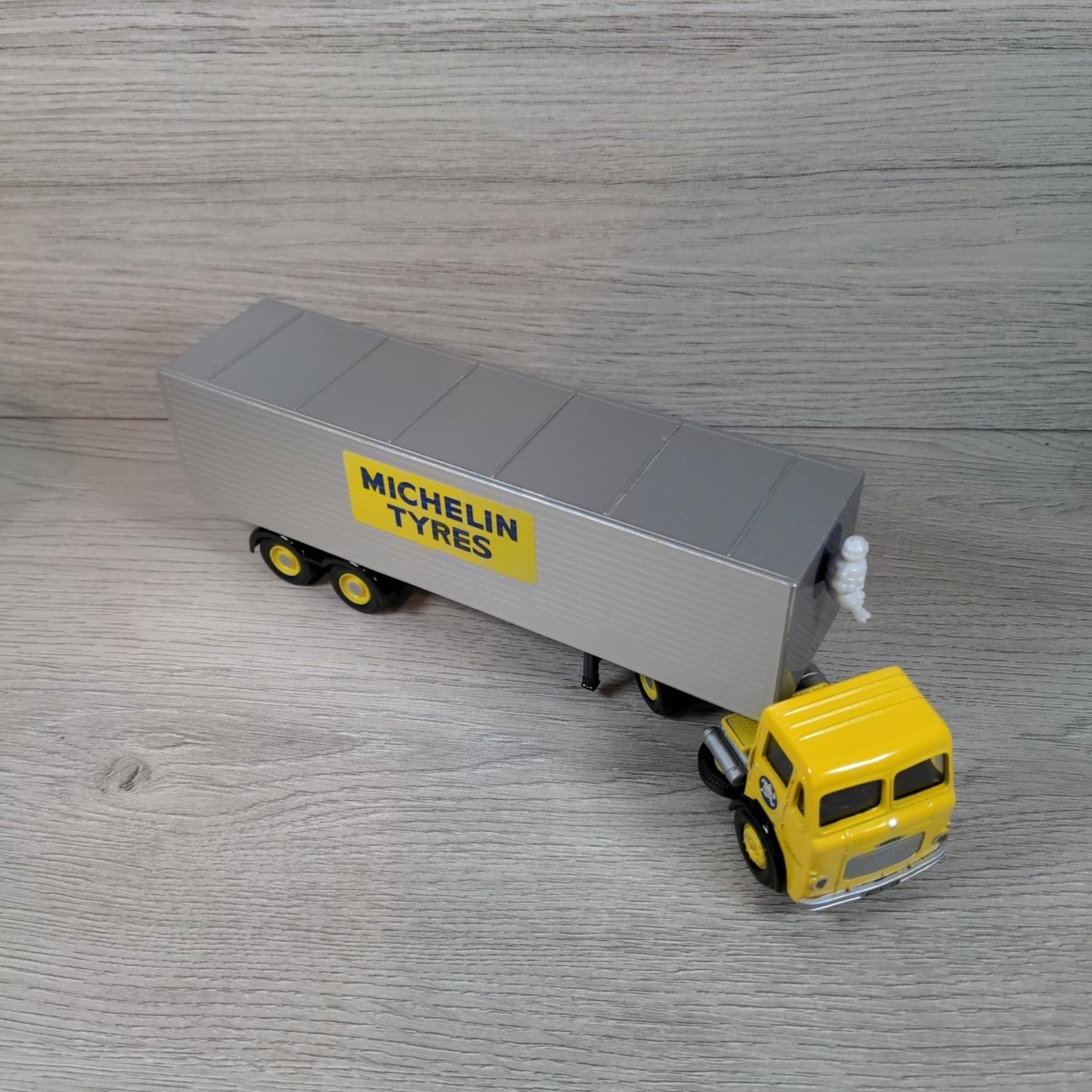 Corgi Classics 24701 Michelin Leyland Beaver Box Trailer Set Die-Cast Model