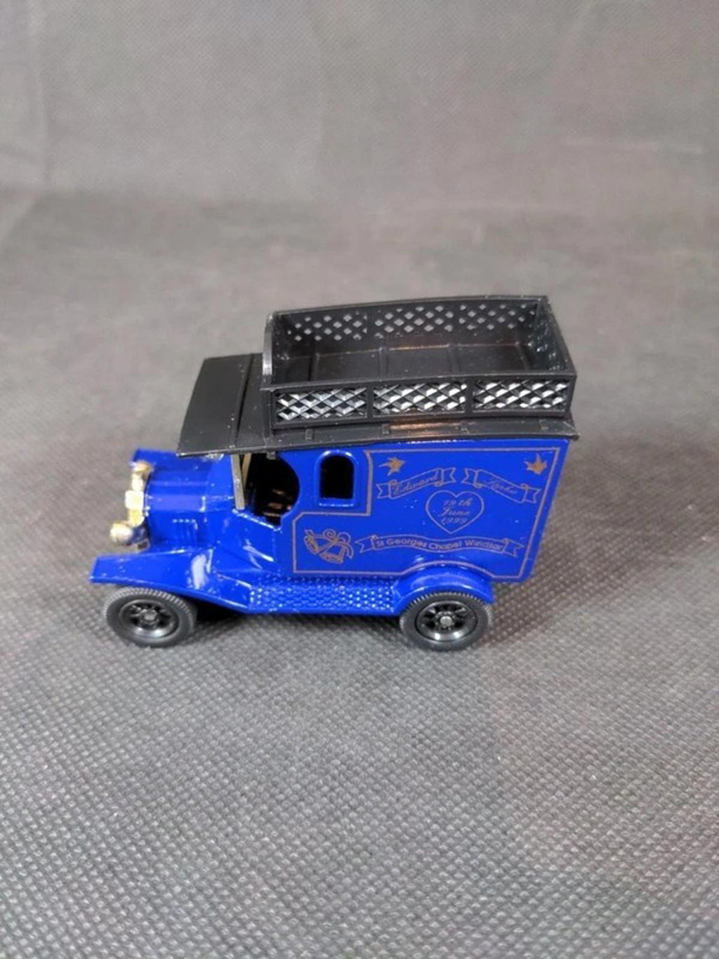 Oxford Diecast Ltd Edition 1:43 Scale Prince Edward & Sophie Rhys Jones 108T - Retrorama UK