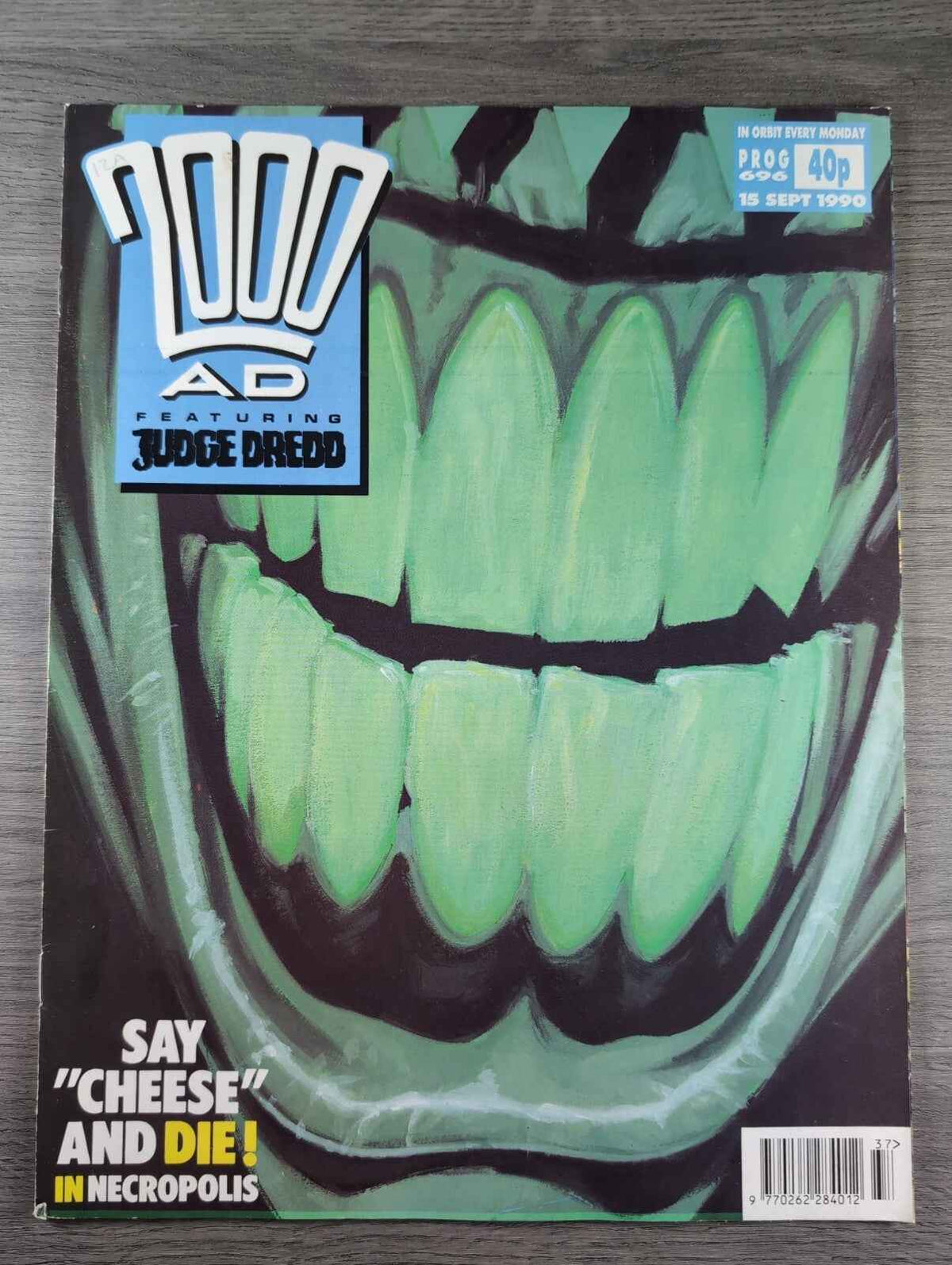 2000AD Prog 696 Featuring Judge Dredd Comic 15th Sept 1990 Vintage Retro Comic