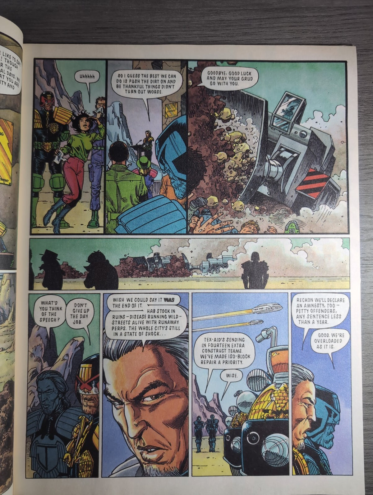 2000AD Prog 702 Featuring Judge Dredd Comic 27th Oct 1990  Vintage Retro Comic