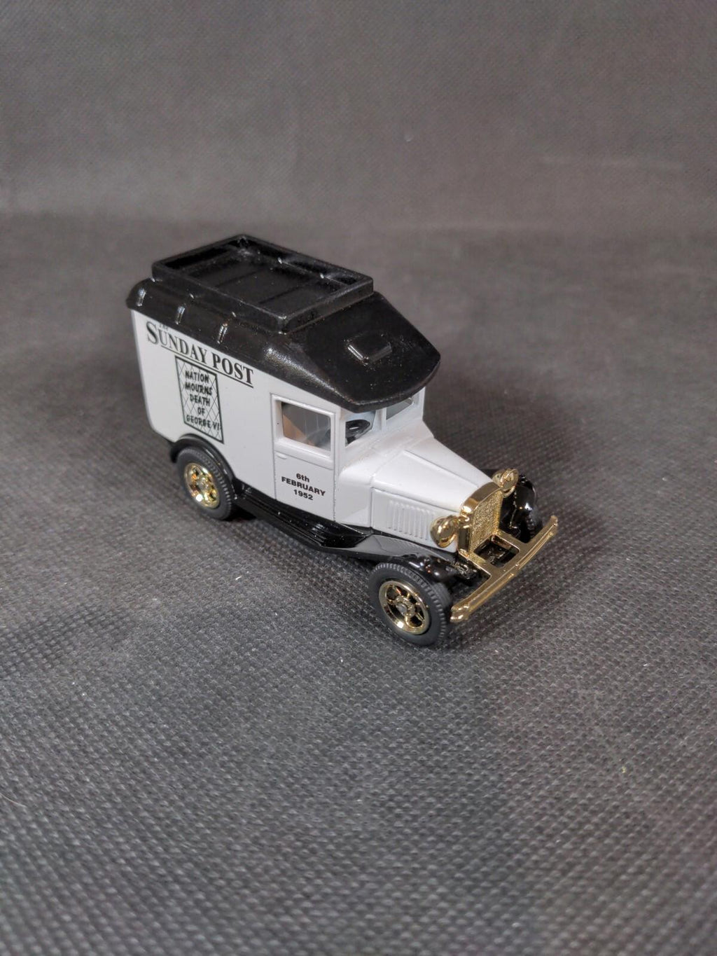 Oxford Diecast - Ltd Edition 1:43 Sunday Post Golden Jubilee Celebrations 2002