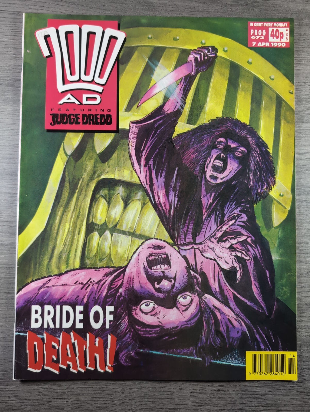 2000AD Prog 673 Featuring Judge Dredd Comic 7th April 1990 Vintage Retro Comic