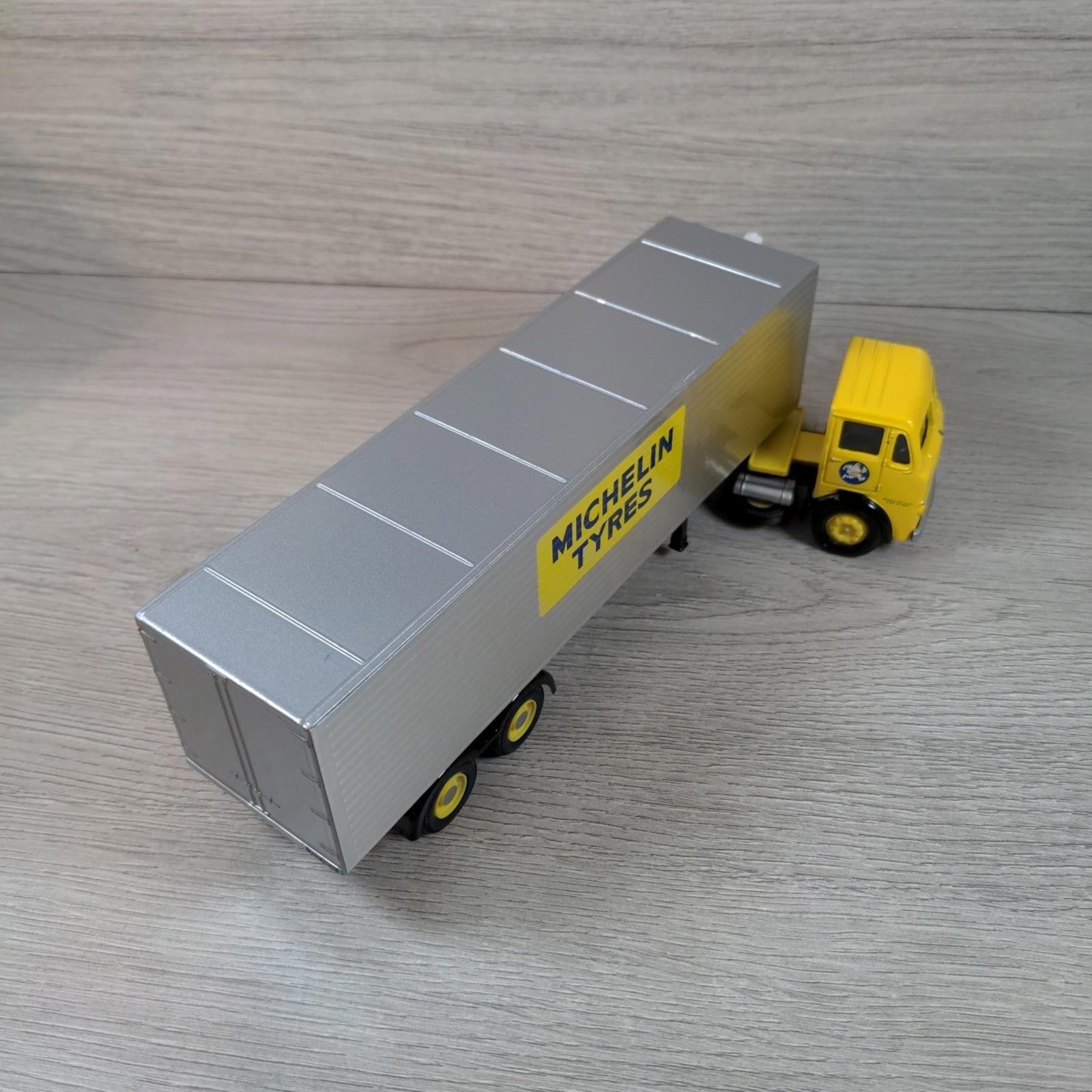 Corgi Classics 24701 Michelin Leyland Beaver Box Trailer Set Die-Cast Model