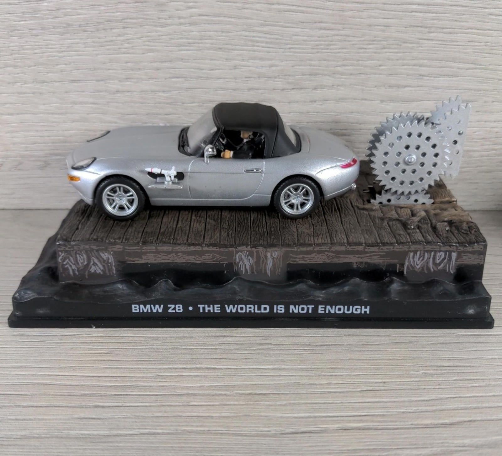 Eaglemoss James Bond 007 BMW Z8 The World Is Not Enough Diecast Car 1:43 Scale