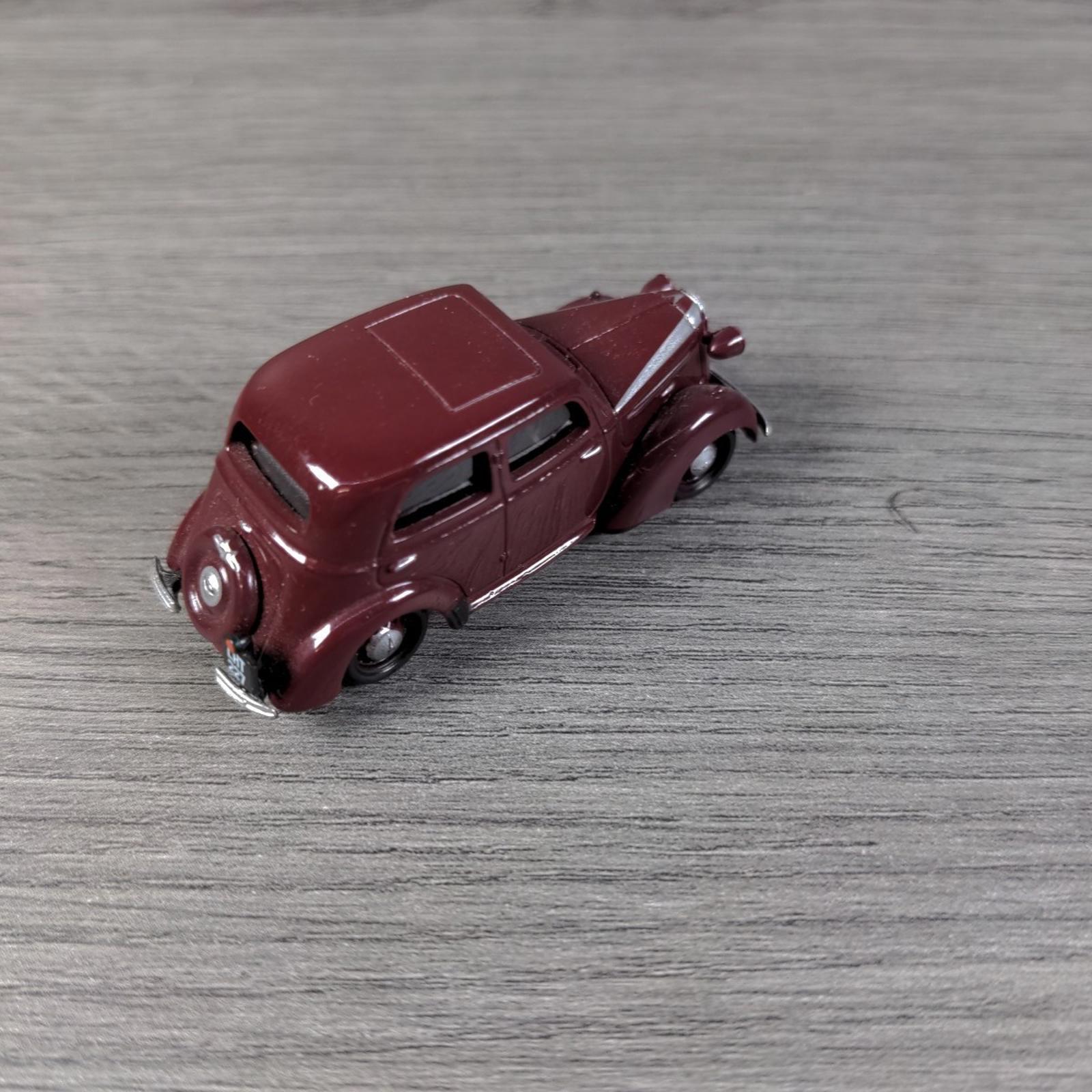 Classix Vauxhall Ten Four HIY 1948 Maroon Diecast Model 00 Gauge 1:76 Scale
