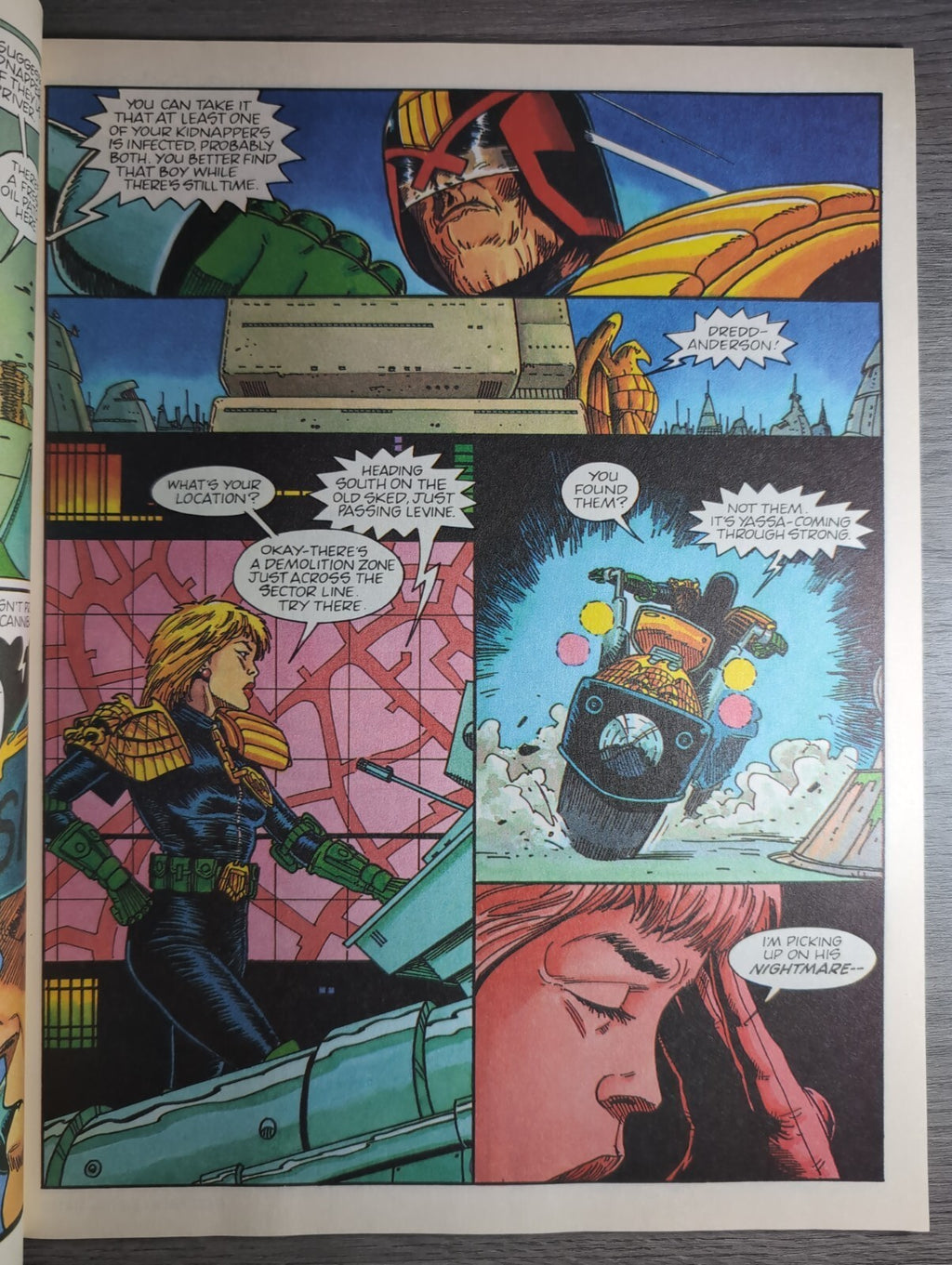 2000AD Prog 704 Featuring Judge Dredd Comic 10th Nov 1990  Vintage Retro Comic