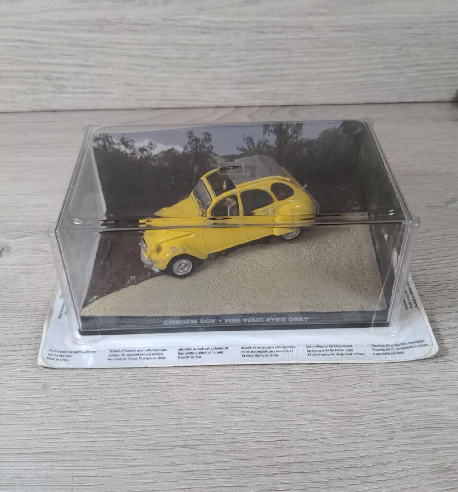 Eaglemoss James Bond 007 Citroen 2CV Diecast Car 1:43 Scale + Magazine #5