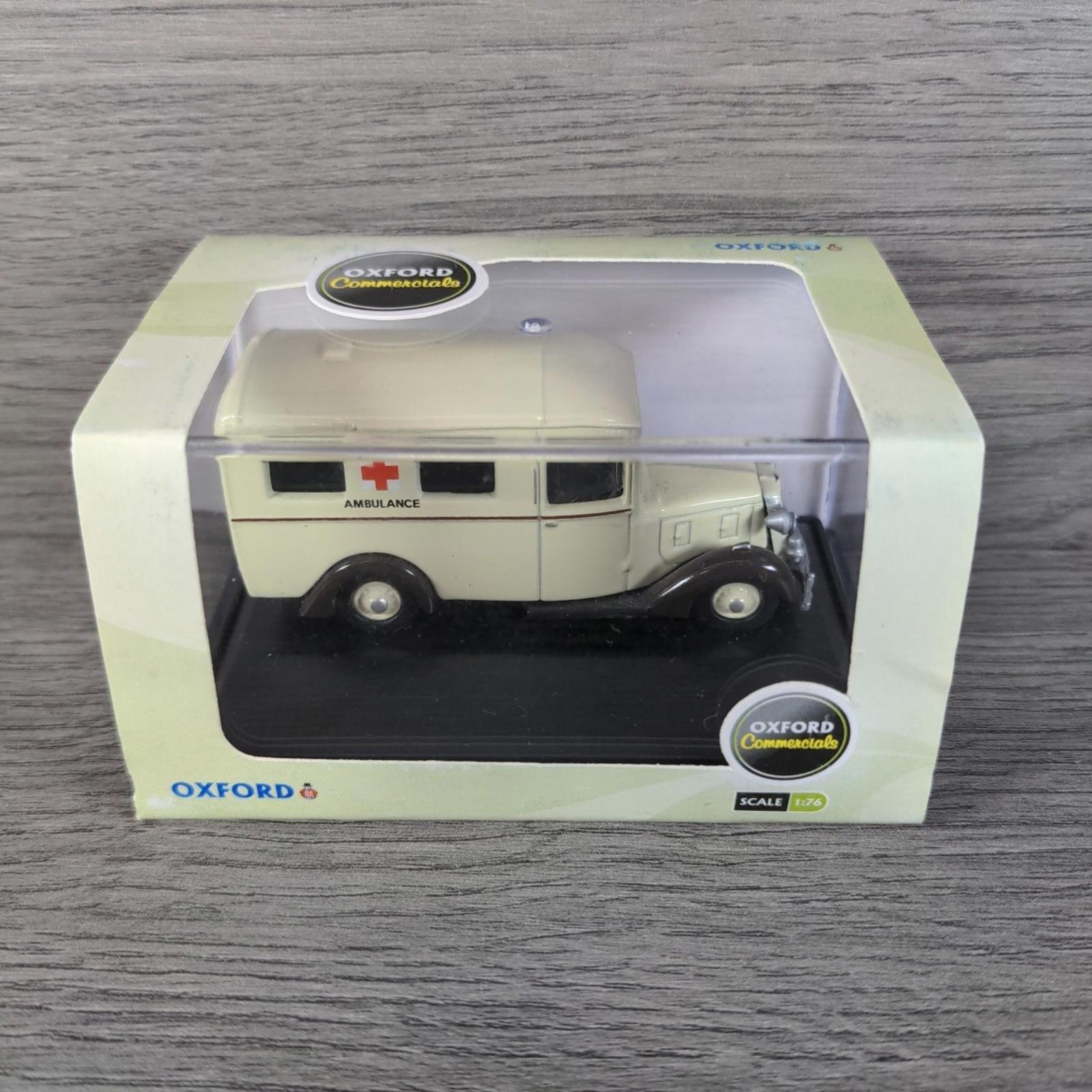 Oxford Commercials Austin 18 Ambulance 1:76 Scale Die-Cast Model