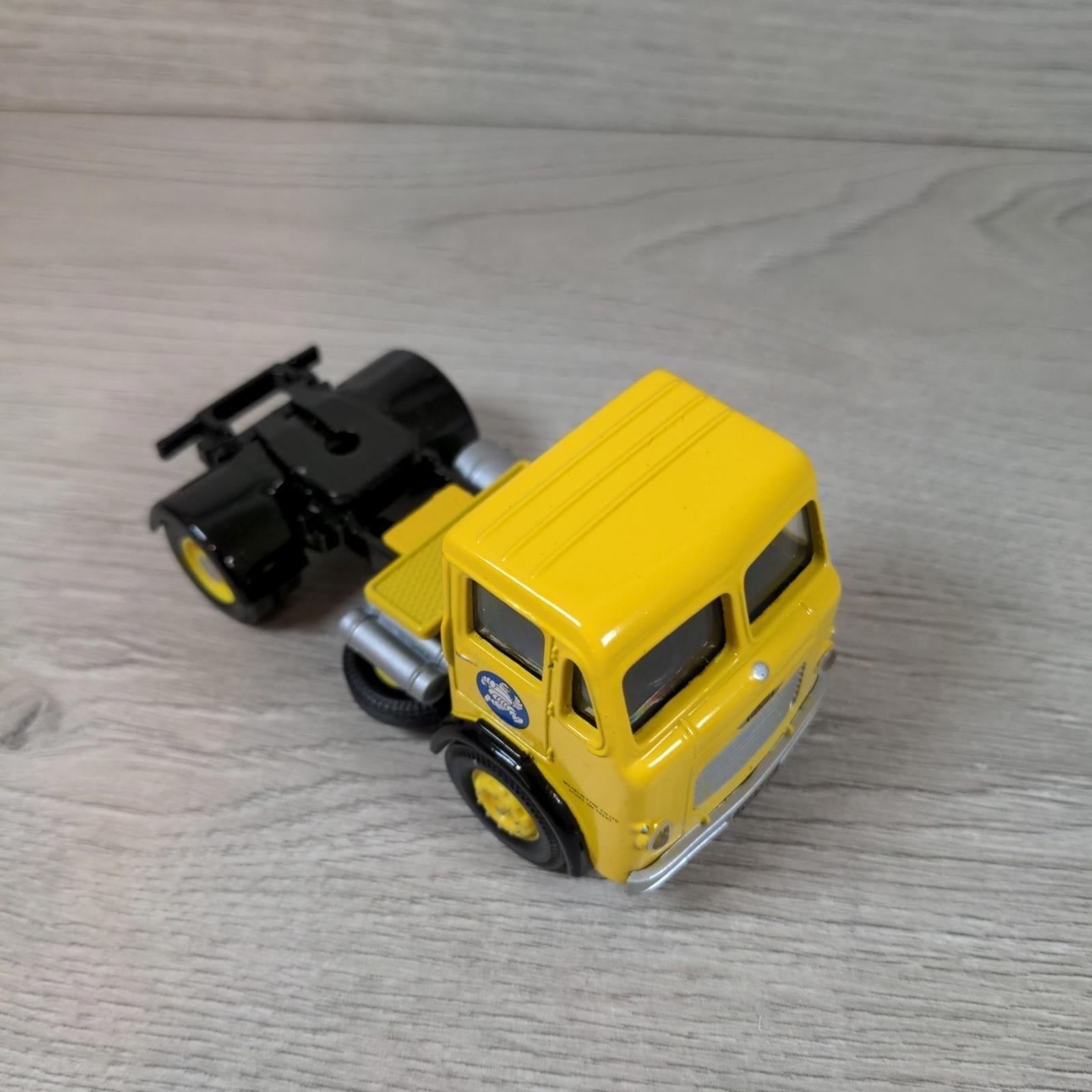 Corgi Classics 24701 Michelin Leyland Beaver Box Trailer Set Die-Cast Model