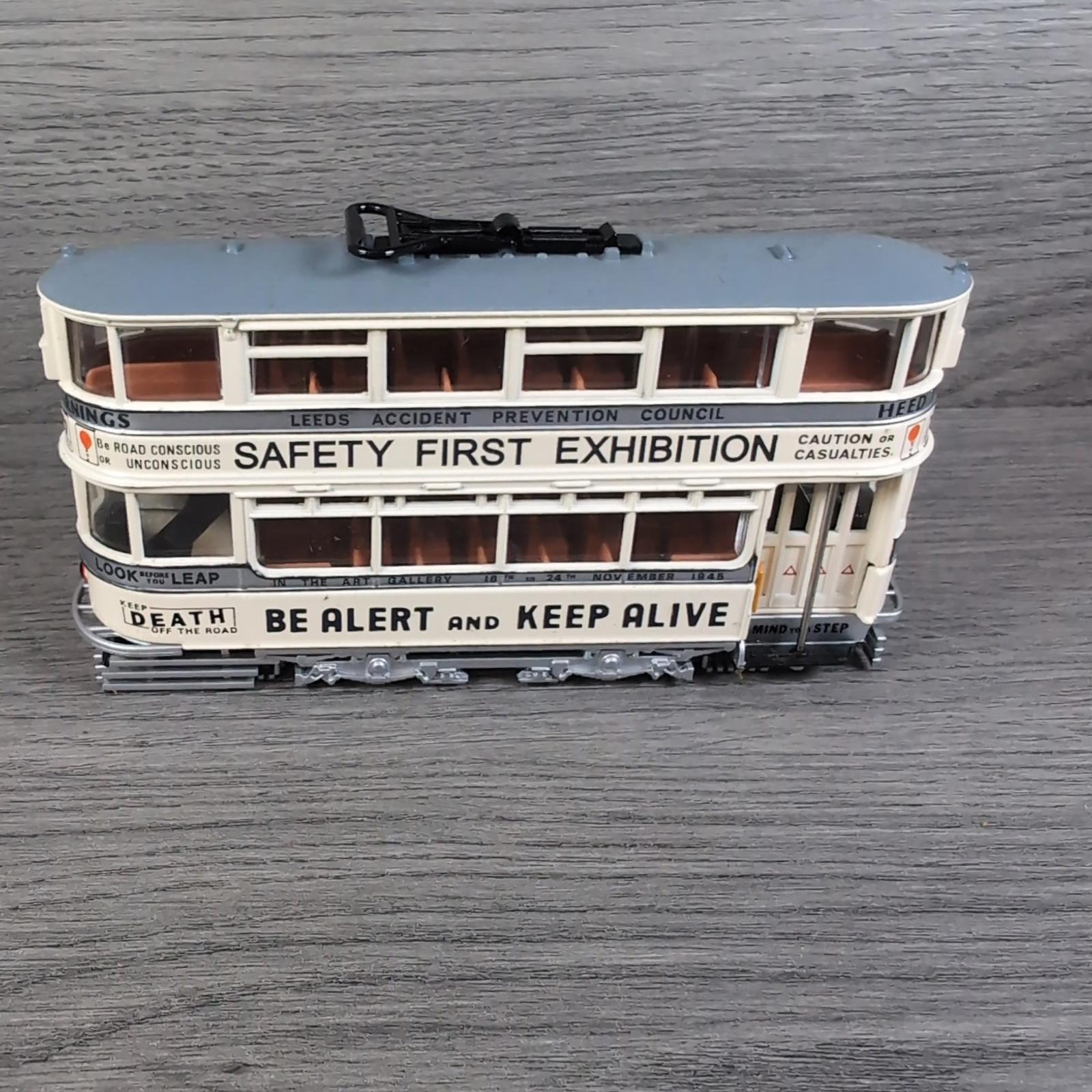 Exclusive First Editions EFE 13405 Leeds Tram Road Safety Diecast Model 1:76