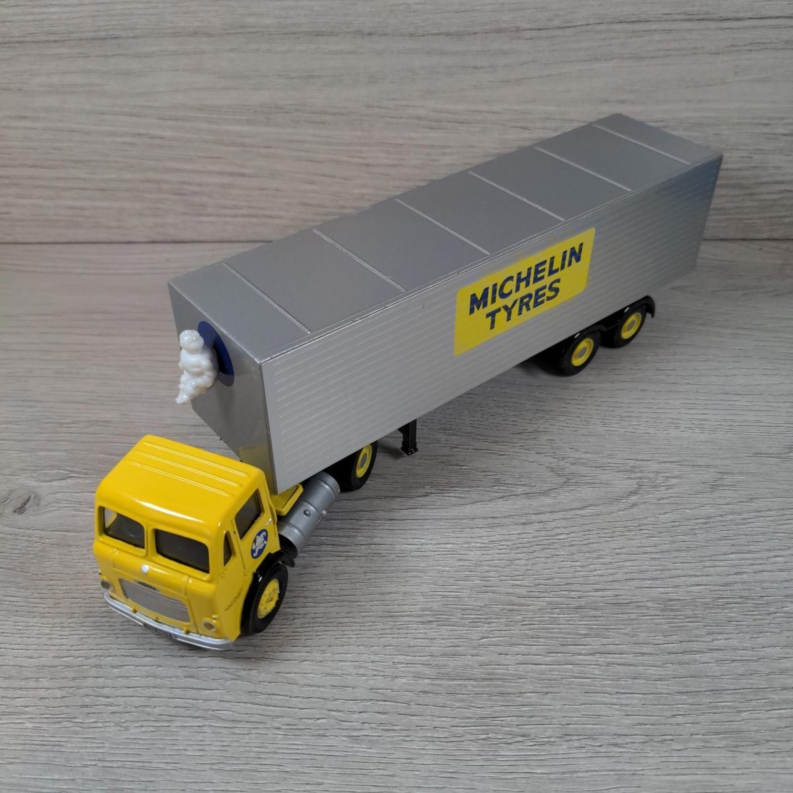 Corgi Classics 24701 Michelin Leyland Beaver Box Trailer Set Die-Cast Model