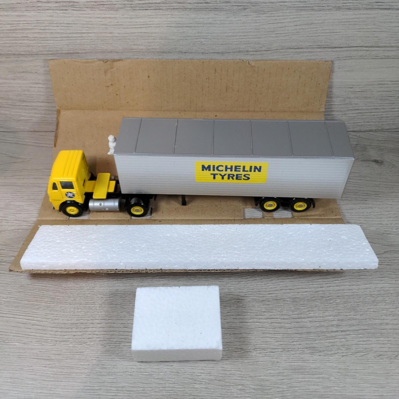 Corgi Classics 24701 Michelin Leyland Beaver Box Trailer Set Die-Cast Model