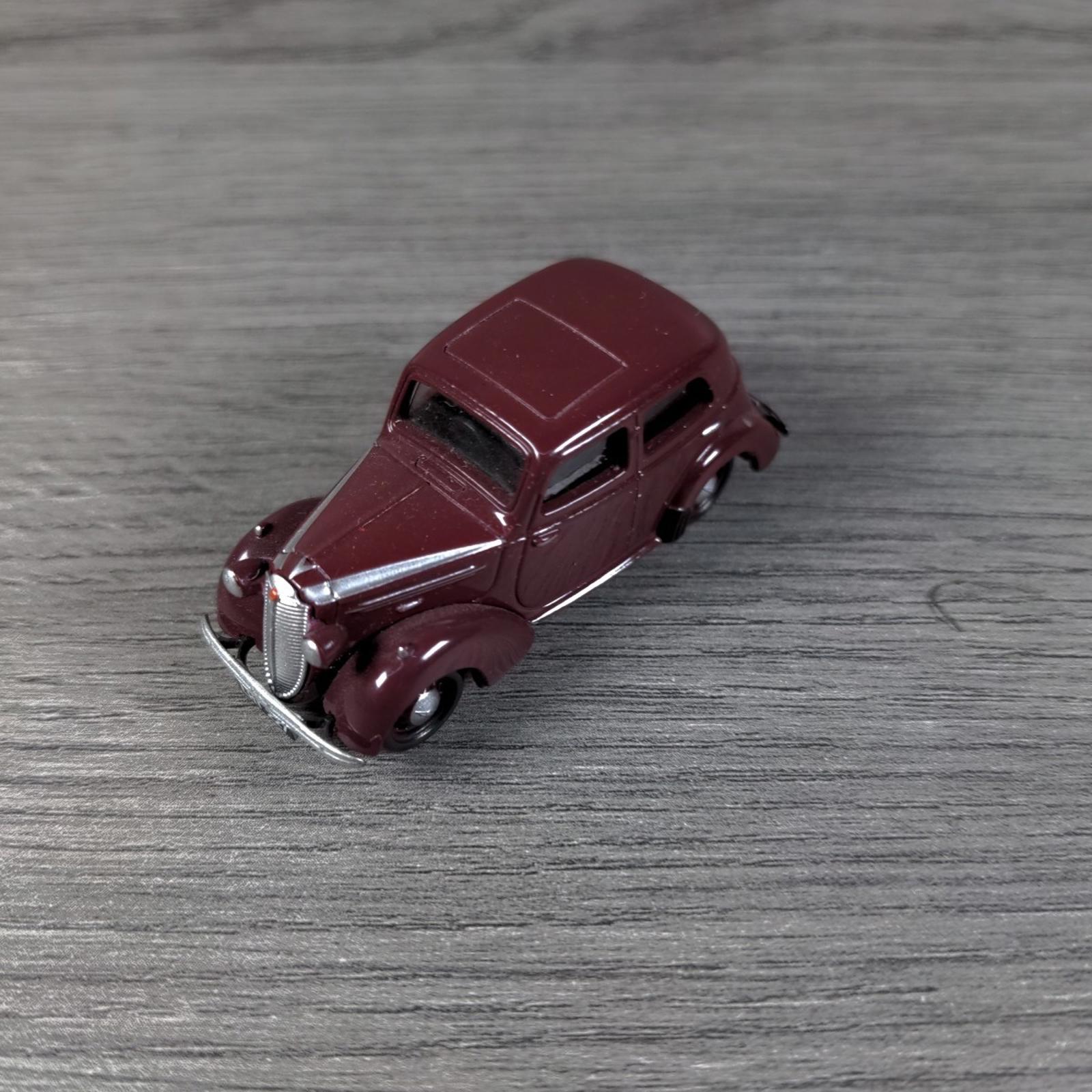 Classix Vauxhall Ten Four HIY 1948 Maroon Diecast Model 00 Gauge 1:76 Scale