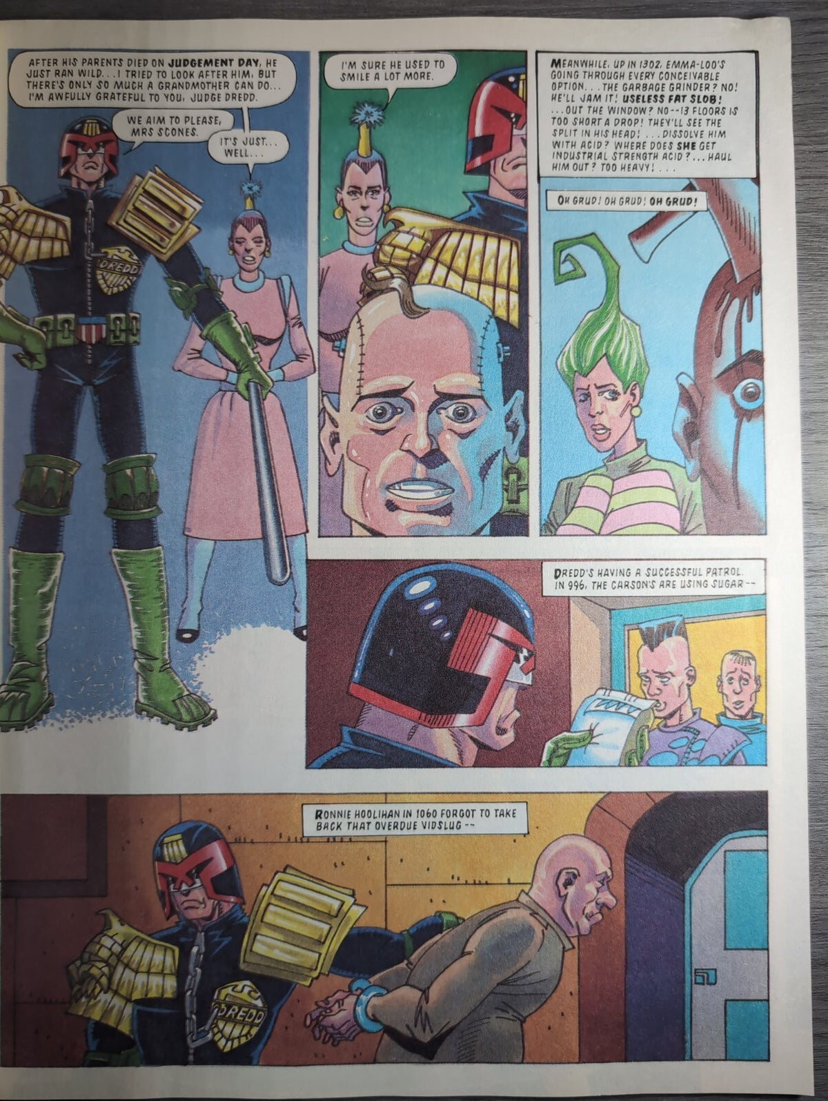 2000AD Prog 831 Featuring Judge Dredd Comic 17th April 1993 Vintage Retro Comic