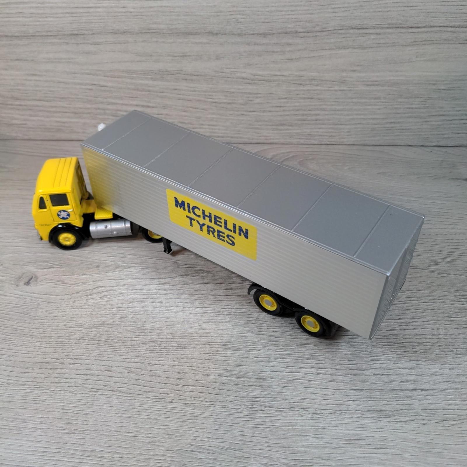Corgi Classics 24701 Michelin Leyland Beaver Box Trailer Set Die-Cast Model
