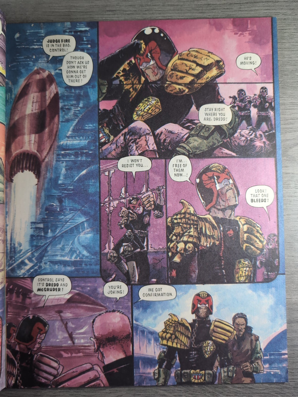 2000AD Prog 698 Featuring Judge Dredd Comic 29th Sept 1990 Vintage Retro Comic