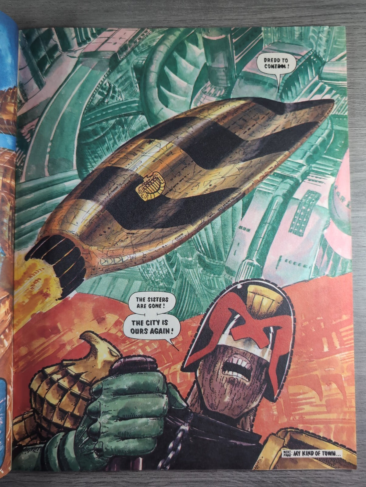 2000AD Prog 695 Featuring Judge Dredd Comic 8th Sept 1990 Vintage Retro Comic