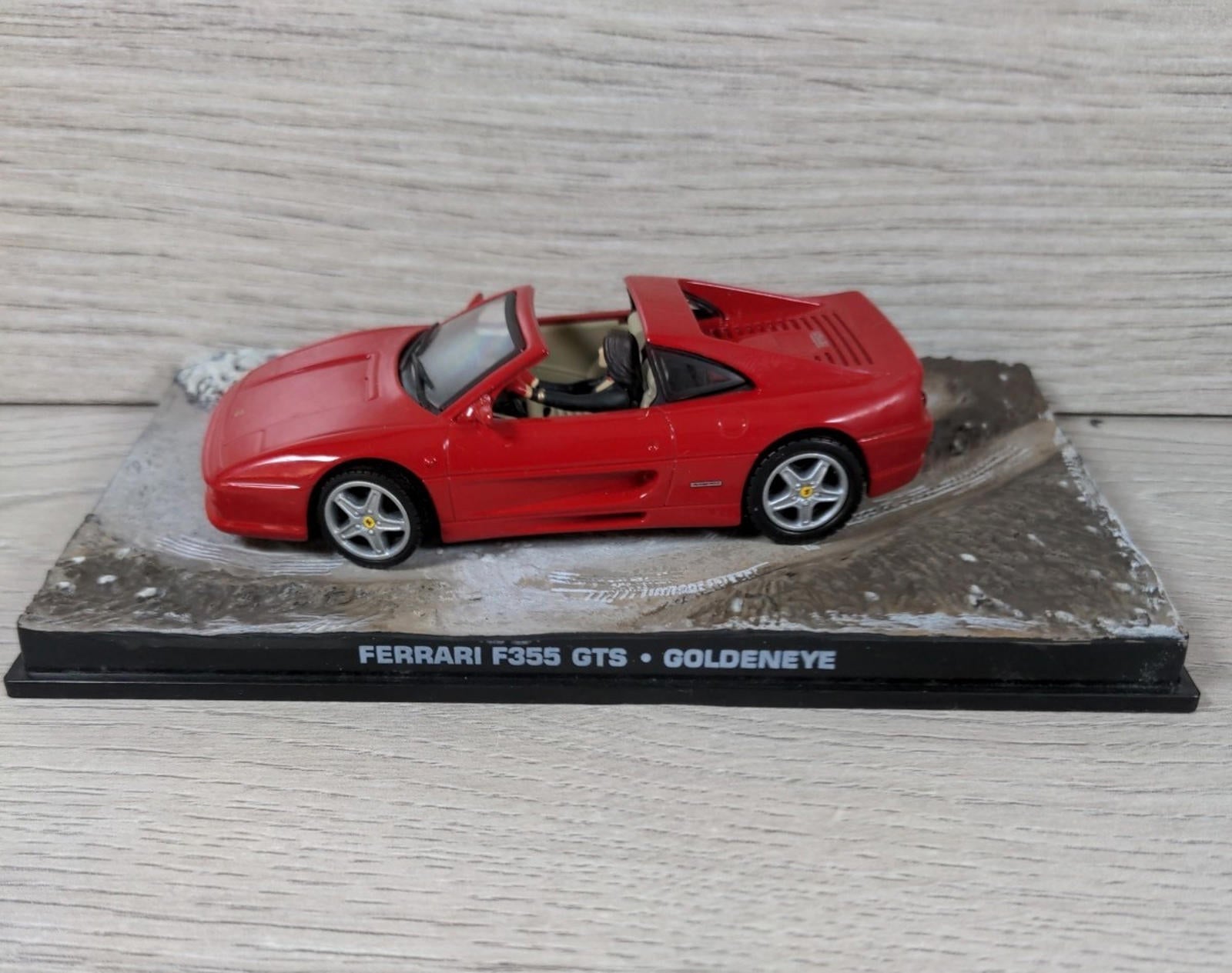 Eaglemoss James Bond 007 Ferrari F355 GTS Goldeneye Diecast Car 1:43 Scale