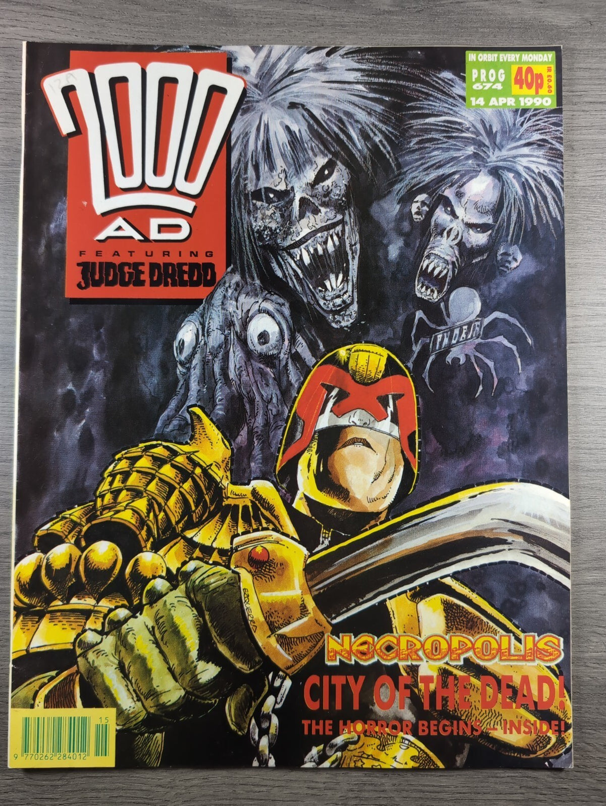 2000AD Prog 674 Featuring Judge Dredd Comic 14th April 1990 Vintage Retro Comic