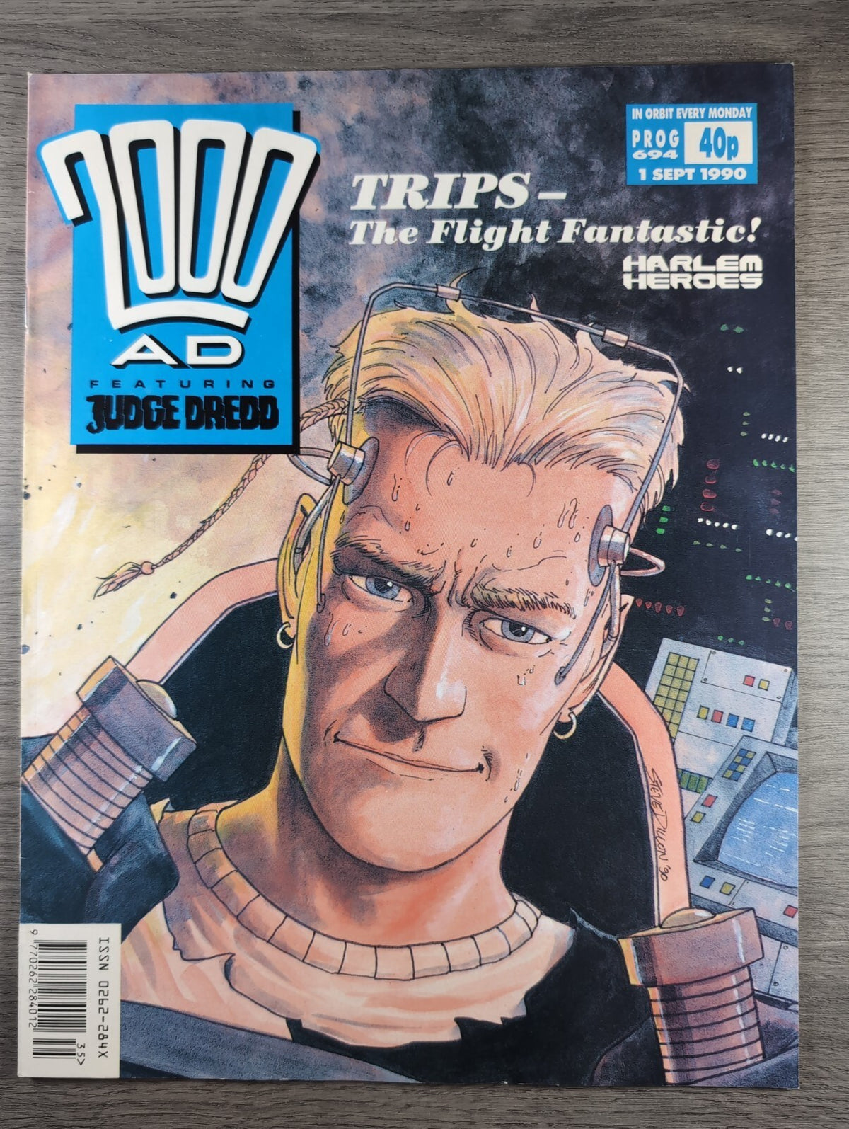2000AD Prog 694 Featuring Judge Dredd Comic 1st Sept 1990 Vintage Retro Comic