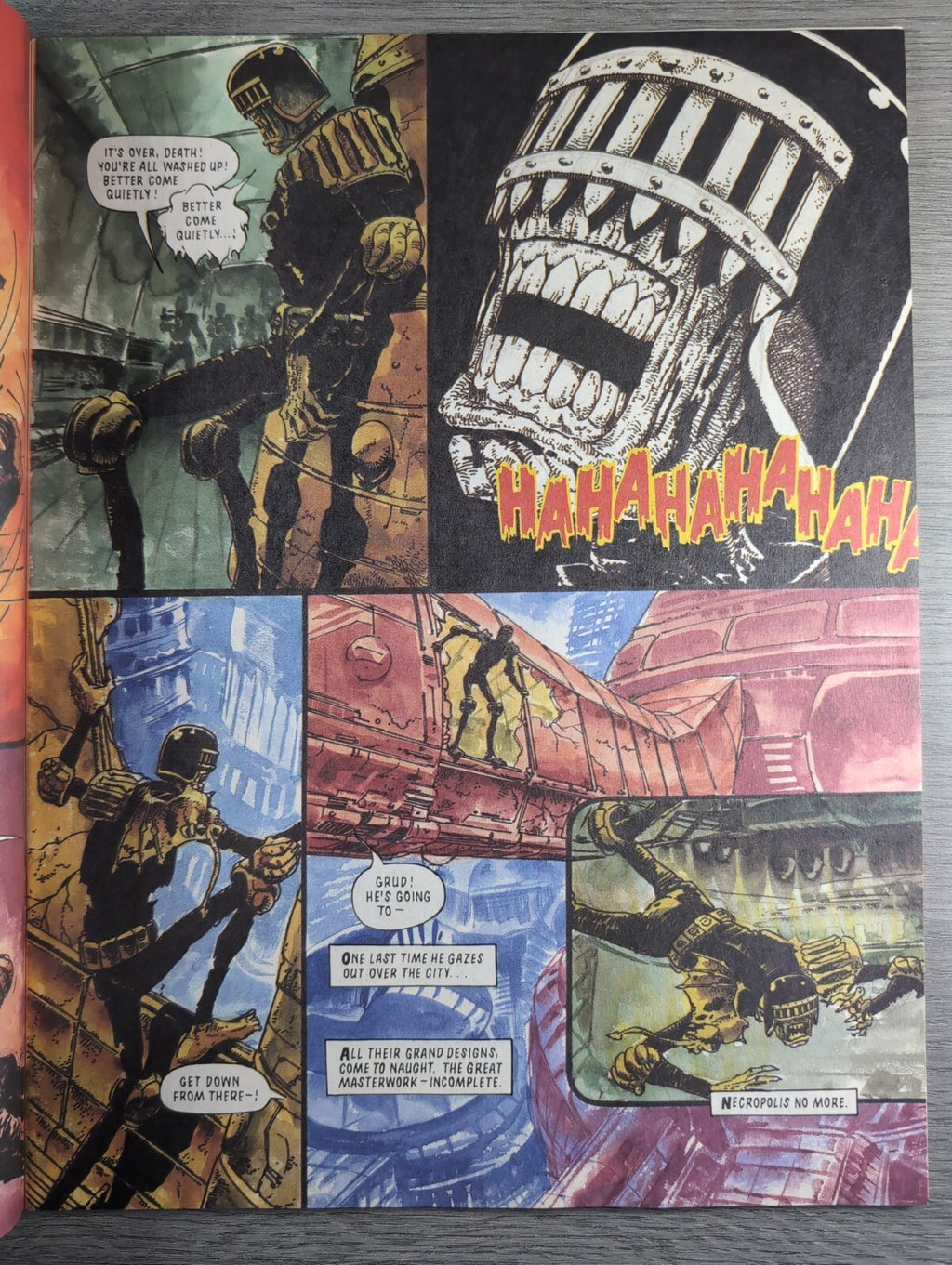 2000AD Prog 697 Featuring Judge Dredd Comic 22nd Sept  1990 Vintage Retro Comic