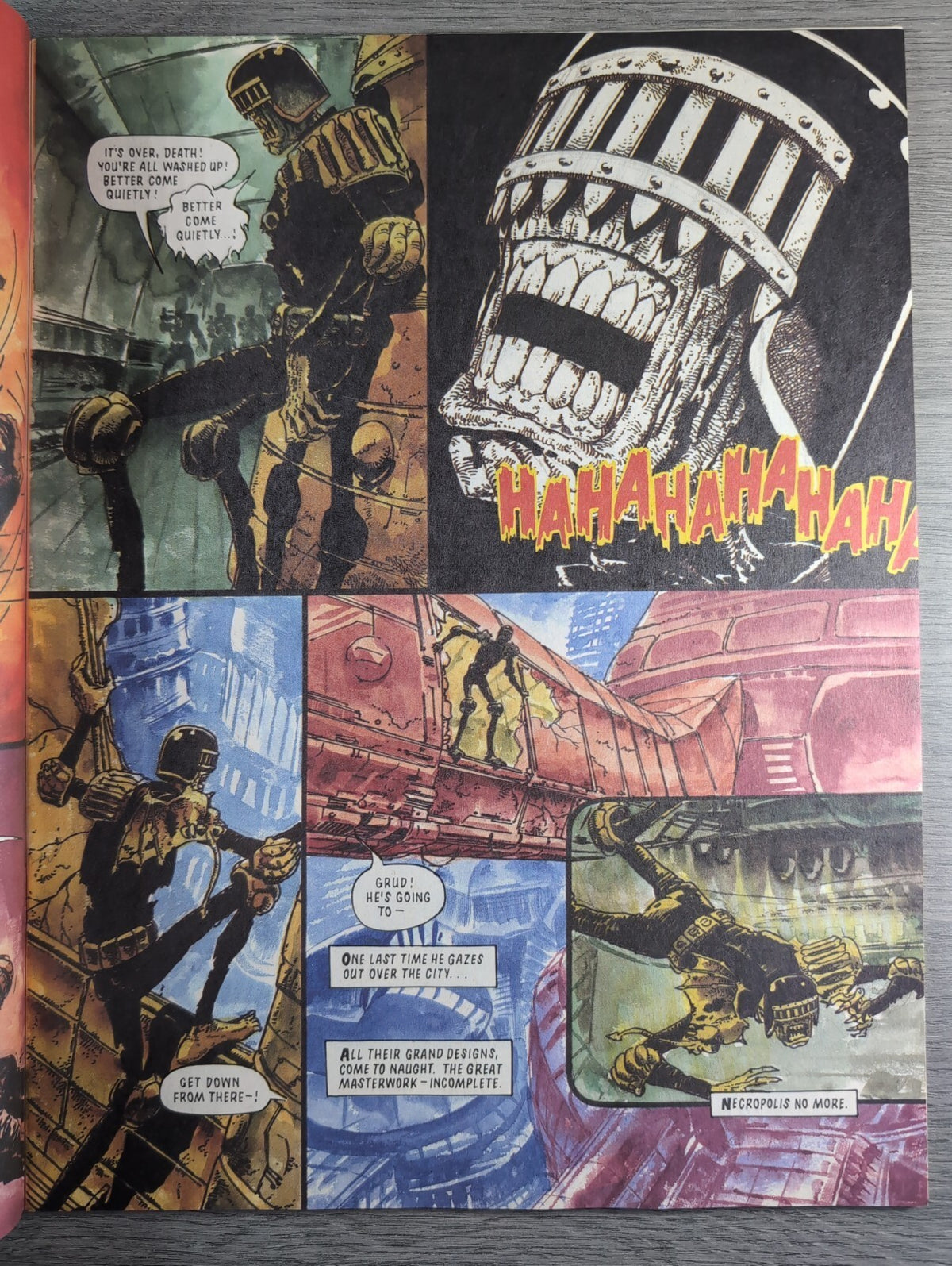 2000AD Prog 697 Featuring Judge Dredd Comic 22nd Sept  1990 Vintage Retro Comic