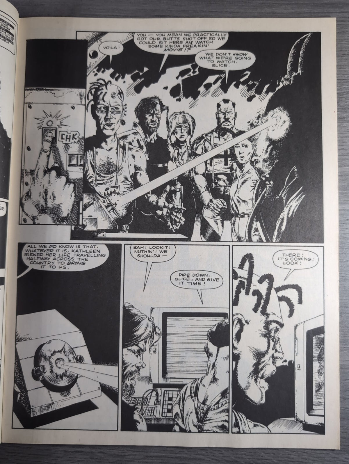 2000AD Prog 699 Featuring Judge Dredd Comic 6th Oct 1990 Vintage Retro Comic