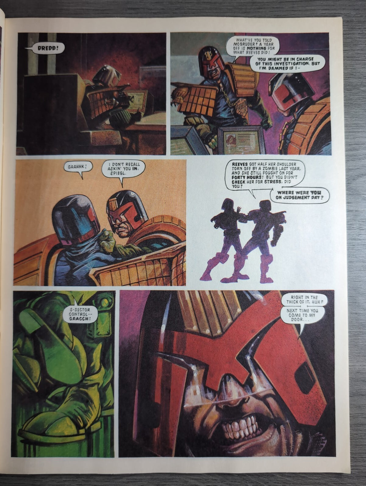 2000AD Prog 826 Featuring Judge Dredd Comic 13th March 1993 Vintage Retro Comic
