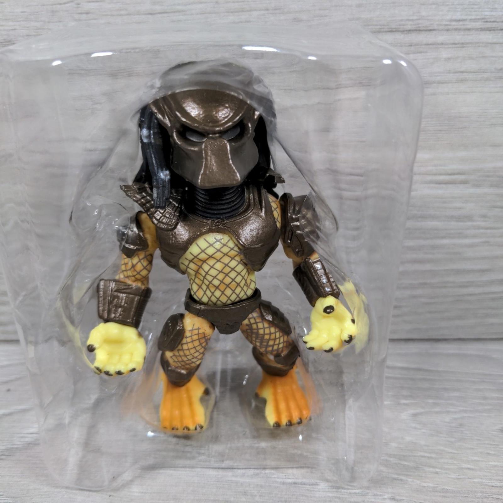 The Loyal Subjects 2019 Predator 3" Action Vinyl Figure: City Hunter Skull Staff