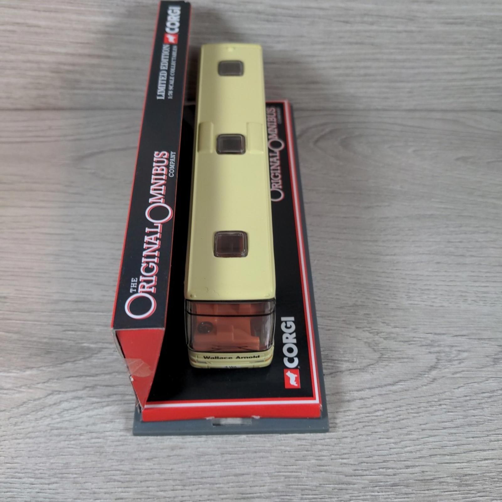 Corgi Original Omnibus 43801 Plaxton Excalibur Wallace Arnold Die-Cast Model