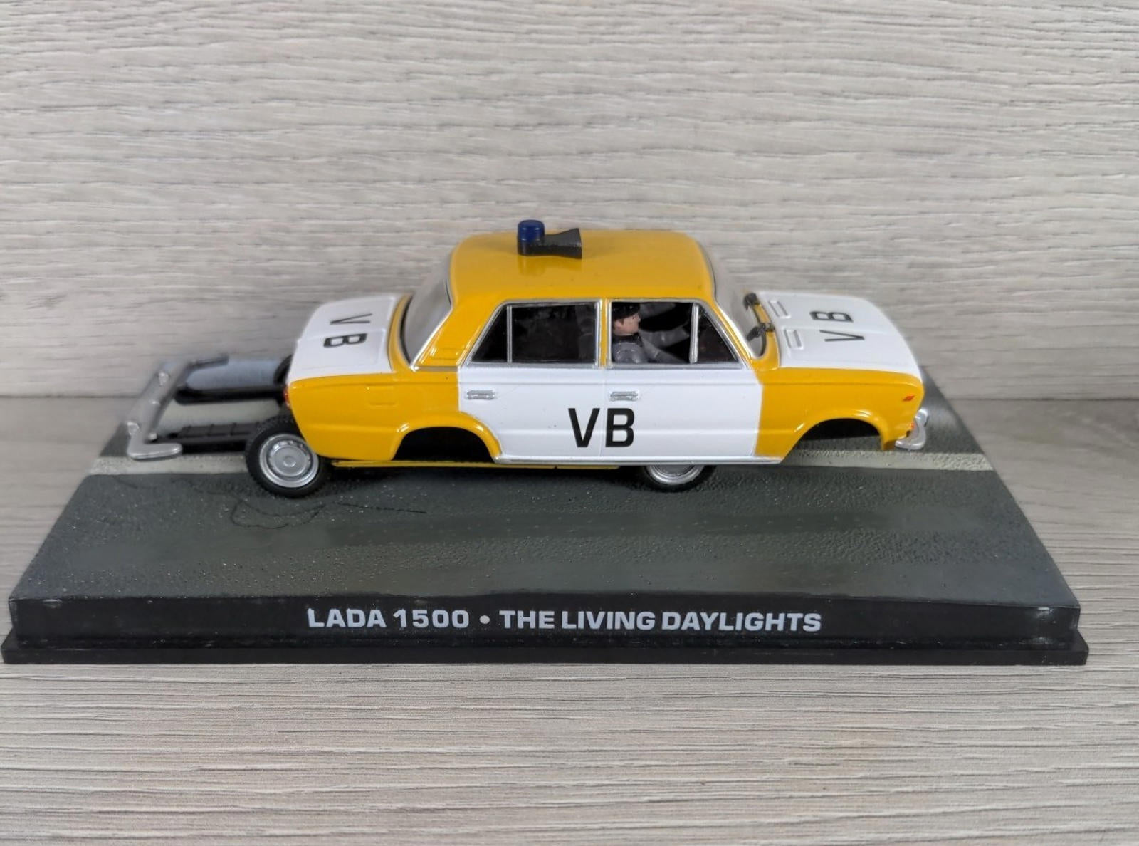 Eaglemoss James Bond 007 Lada 1500 The Living Daylights Diecast Car 1:43 Scale