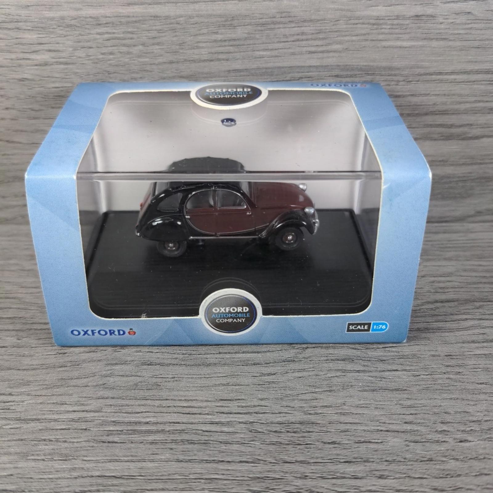 Oxford Automobile Company Maroon Citroen 2CV 1:76 Scale Die-Cast Model - Retrorama UK