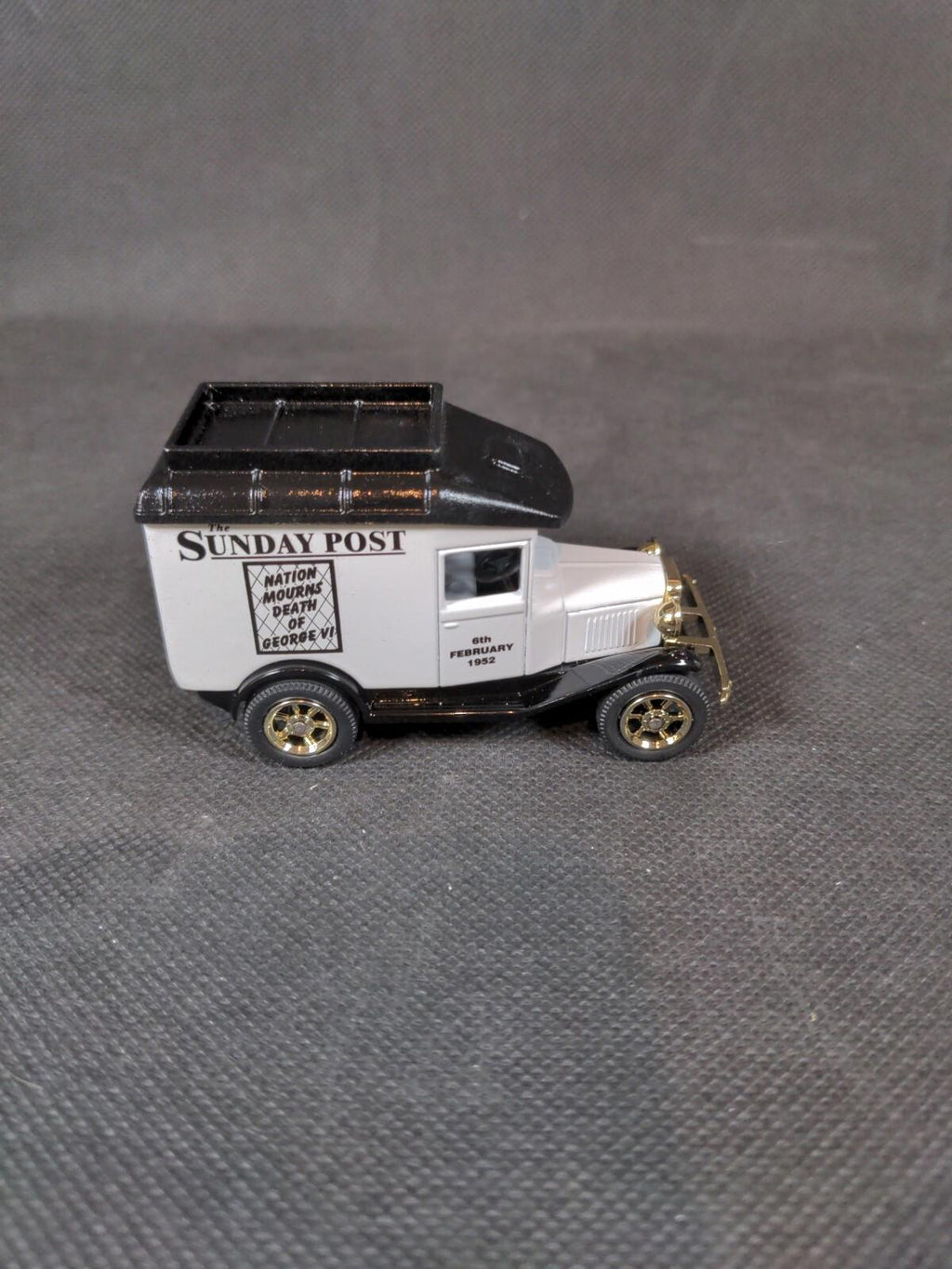 Oxford Diecast - Ltd Edition 1:43 Sunday Post Golden Jubilee Celebrations 2002