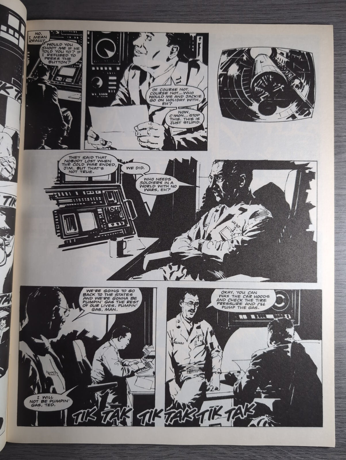 2000AD Prog 706 Featuring Judge Dredd Comic 24th Nov 1990 Vintage Retro Comic