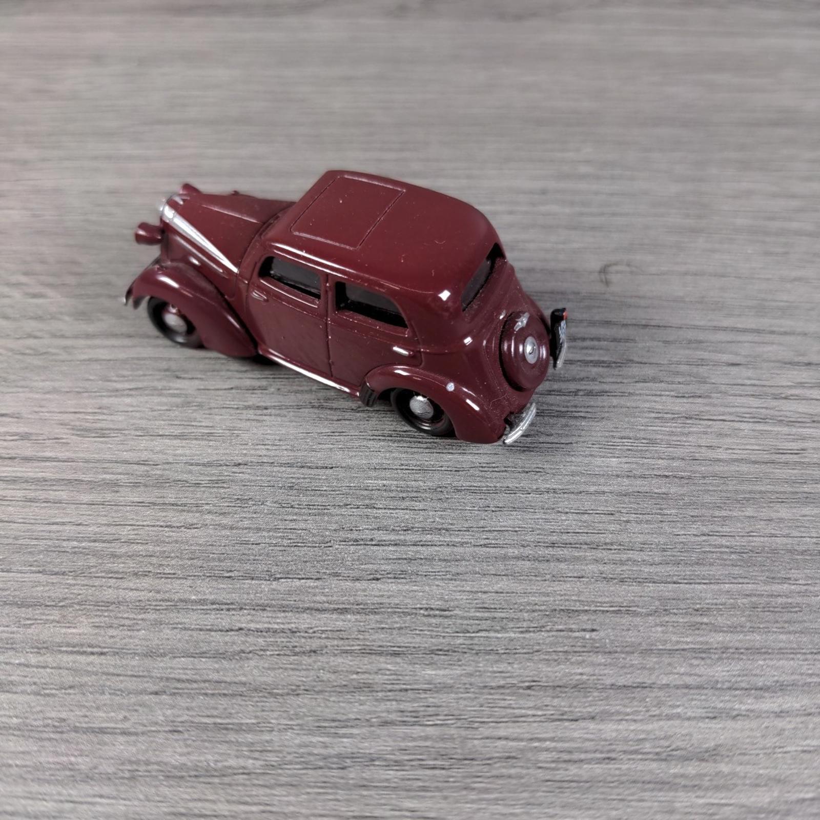 Classix Vauxhall Ten Four HIY 1948 Maroon Diecast Model 00 Gauge 1:76 Scale