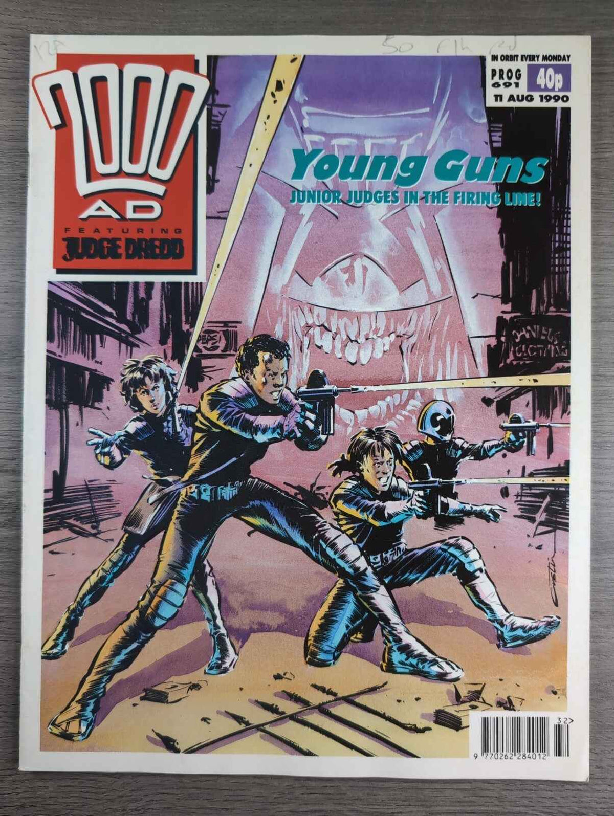 2000AD Prog 691 Featuring Judge Dredd Comic 11th Aug 1990 Vintage Retro Comic